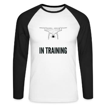 DRONE - Drone pilot in training - Unisex Baseballshirt langarm - Weiß/Schwarz - Vorne - Nik (191cm)