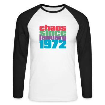 Januar 1972 geboren 50 Geburtstag Chaos Since 1972 - Unisex Baseballshirt langarm - Weiß/Schwarz - Vorne - Nik (191cm)