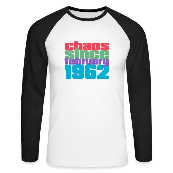 60. Geburtstag im Februar 1962 Chaos since 1962 - Unisex Baseballshirt langarm - Weiß/Schwarz - Vorne - Nik (191cm)