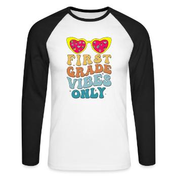 First Grade Vibes seulement pour les filles groovy sur le dos - T-shirt baseball manches longues Homme - blanc/noir - Devant - Nik (191cm)