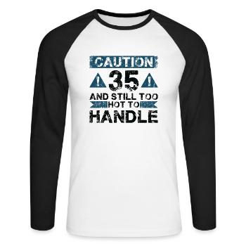 35 Too Hot to Act - 35e anniversaire - T-shirt baseball manches longues Homme - blanc/noir - Devant - Nik (191cm)