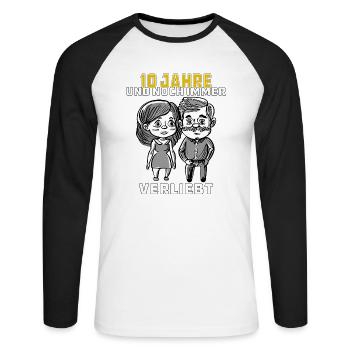 PAAR 10 JAHRE UND NOCH IMMER VERLIEBT - Unisex Baseballshirt langarm - Weiß/Schwarz - Vorne - Nik (191cm)