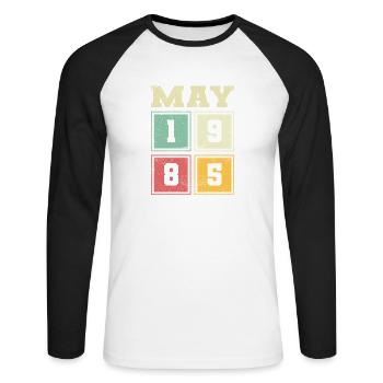 39. Geburtstag Mai Jahrgang 1985 Geschenkidee - Unisex Baseballshirt langarm - Weiß/Schwarz - Vorne - Nik (191cm)