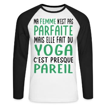 Ma femme n'est pas parfaite mais elle fait du yoga - T-shirt baseball manches longues Homme - blanc/noir - Devant - Nik (191cm)