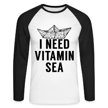 Ich brauche Vitamin Meer. Boat.Coastal Gifts.Urlaub - Unisex Baseballshirt langarm - Weiß/Schwarz - Vorne - Nik (191cm)