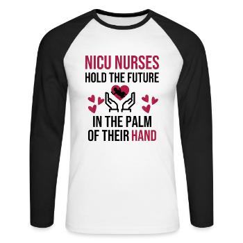 NICU Krankenschwester Geschenke | NICU Studentin - Unisex Baseballshirt langarm - Weiß/Schwarz - Vorne - Nik (191cm)