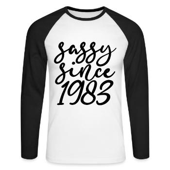 Sassy depuis 1983, cadeau 40e anniversaire 40 ans - T-shirt baseball manches longues Homme - blanc/noir - Devant - Nik (191cm)