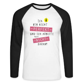 Ich bin nicht perfekt und ich arbeite nicht daran! - Unisex Baseballshirt langarm - Weiß/Schwarz - Vorne - Nik (191cm)