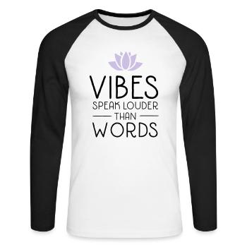 Vibes Speak Louder Than Words - Unisex Baseballshirt langarm - Weiß/Schwarz - Vorne - Nik (191cm)