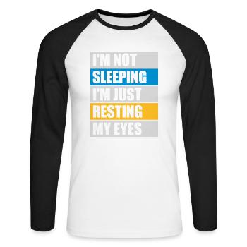 im not sleeping Zitat - Unisex Baseballshirt langarm - Weiß/Schwarz - Vorne - Nik (191cm)