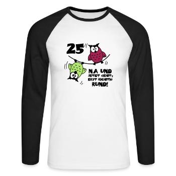 25. Geburtstag - Eulen "na und" - Unisex Baseballshirt langarm - Weiß/Schwarz - Vorne - Nik (191cm)