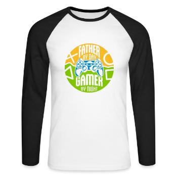 father by day Gamer - Unisex Baseballshirt langarm - Weiß/Schwarz - Vorne - Nik (191cm)