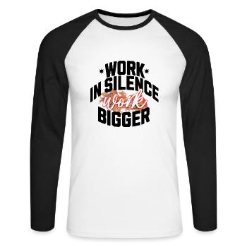 Arbeiten Sie in Stille, arbeiten Sie größer - Hustle & Focus - Unisex Baseballshirt langarm - Weiß/Schwarz - Vorne - Nik (191cm)