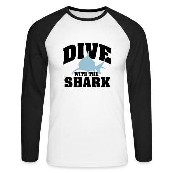 Tauchen: Dive with the shark - Unisex Baseballshirt langarm - Weiß/Schwarz - Vorne - Nik (191cm)