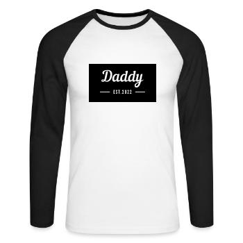 Papa seit 2022 - Unisex Baseballshirt langarm - Weiß/Schwarz - Vorne - Nik (191cm)