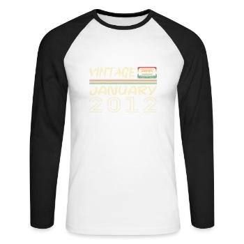 Jahrgang Januar 2012 – Geburtstag Januar 2012 - Unisex Baseballshirt langarm - Weiß/Schwarz - Vorne - Nik (191cm)