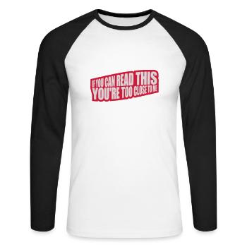trop près de moi - T-shirt baseball manches longues Homme - blanc/noir - Devant - Nik (191cm)
