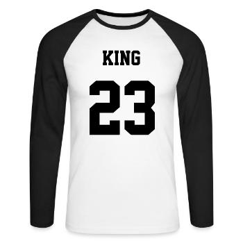 KING 23 black - Unisex Baseballshirt langarm - Weiß/Schwarz - Vorne - Nik (191cm)