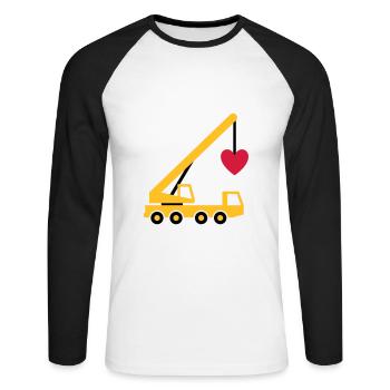 ★ Designfarben änderbar ★ Fahrzeugkran mit Herz - Unisex Baseballshirt langarm - Weiß/Schwarz - Vorne - Nik (191cm)