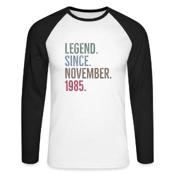 Legende seit November 1985 - Unisex Baseballshirt langarm - Weiß/Schwarz - Vorne - Nik (191cm)