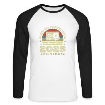 Originelle Vintage-Geschenkidee zum Jubiläum 2025 - Unisex Baseballshirt langarm - Weiß/Schwarz - Vorne - Nik (191cm)