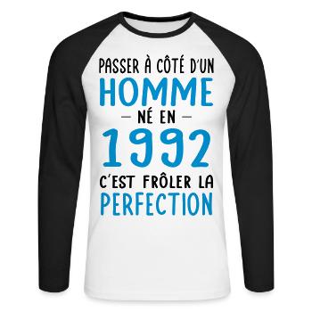 Anniversaire 30 ans - Né en 1992 Perfection - T-shirt baseball manches longues Homme - blanc/noir - Devant - Nik (191cm)