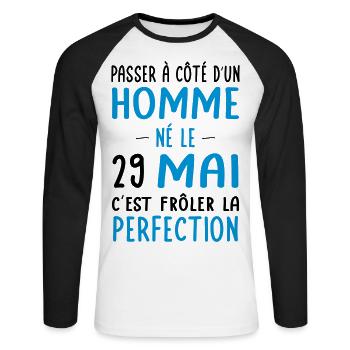 Anniversaire - Né le 29 Mai Frôler perfection - T-shirt baseball manches longues Homme - blanc/noir - Devant - Nik (191cm)