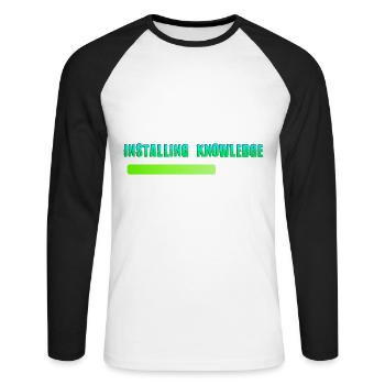 Installing Knowledge please wait - Unisex Baseballshirt langarm - Weiß/Schwarz - Vorne - Nik (191cm)
