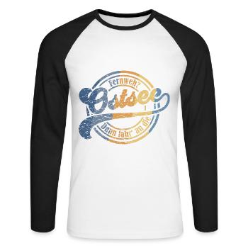 Fernweh? - Dann fahr' an die Ostsee - Unisex Baseballshirt langarm - Weiß/Schwarz - Vorne - Nik (191cm)