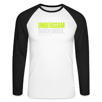 Unbeugsam durch Gnade – Römer 8,37 - Unisex Baseballshirt langarm - Weiß/Schwarz - Vorne - Nik (191cm)