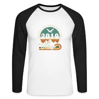 Aged to perfection 2019 Retro -Edition 2025. - Unisex Long Sleeve Baseball T-Shirt - white/black - Front - Nik (191cm)