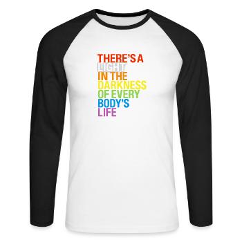 There's a light / Es gibt ein Licht in Dunkeln - Unisex Baseballshirt langarm - Weiß/Schwarz - Vorne - Nik (191cm)