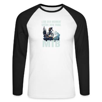 MTB: Lebe den Moment, spüre den Trail - Unisex Baseballshirt langarm - Weiß/Schwarz - Vorne - Nik (191cm)