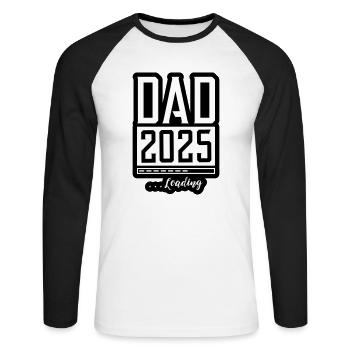 Dad 2025 Loading Papa - Unisex Baseballshirt langarm - Weiß/Schwarz - Vorne - Nik (191cm)