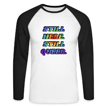 IMMER NOCH HIER NOCH QUEER LGBTQ PRIDE - Unisex Baseballshirt langarm - Weiß/Schwarz - Vorne - Nik (191cm)