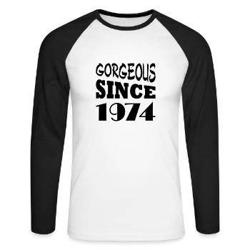 Gorgeous since 1974 - Unisex Baseballshirt langarm - Weiß/Schwarz - Vorne - Nik (191cm)