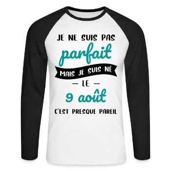 Anniversaire - Pas parfait mais né le 9 Août - T-shirt baseball manches longues Homme - blanc/noir - Devant - Nik (191cm)