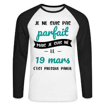 Anniversaire - Pas parfait mais né le 19 Mars - T-shirt baseball manches longues Homme - blanc/noir - Devant - Nik (191cm)