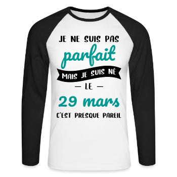 Anniversaire - Pas parfait mais né le 29 Mars - T-shirt baseball manches longues Homme - blanc/noir - Devant - Nik (191cm)