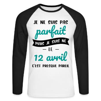 Anniversaire - Pas parfait mais né le 12 Avril - T-shirt baseball manches longues Homme - blanc/noir - Devant - Nik (191cm)