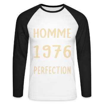 Né en 1976 – Frôler la perfection  - T-shirt baseball manches longues Homme - blanc/noir - Devant - Nik (191cm)