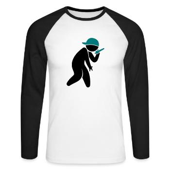 Ein Hiphop Star singt in ein Mikrofon - Unisex Baseballshirt langarm - Weiß/Schwarz - Vorne - Nik (191cm)