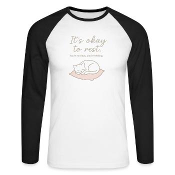 It’s okay to rest – Selfcare & Ruhe - Unisex Baseballshirt langarm - Weiß/Schwarz - Vorne - Nik (191cm)