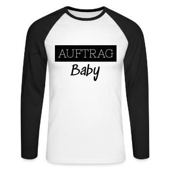 Auftrag Baby Familie Kind Eltern Lustig Geschenk - Unisex Baseballshirt langarm - Weiß/Schwarz - Vorne - Nik (191cm)