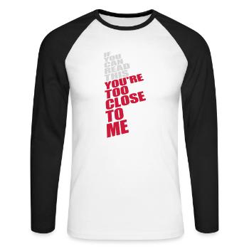 trop près de moi - T-shirt baseball manches longues Homme - blanc/noir - Devant - Nik (191cm)