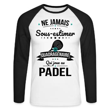Sous-estimer un quadragénaire qui joue au padel - T-shirt baseball manches longues Homme - blanc/noir - Devant - Nik (191cm)