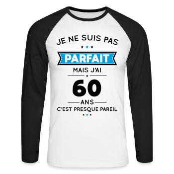 Anniversaire 60 ans - Pas parfait mais j'ai 60 ans - T-shirt baseball manches longues Homme - blanc/noir - Devant - Nik (191cm)