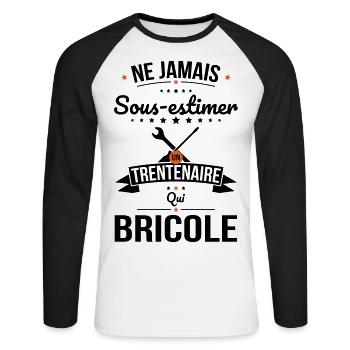 Sous-estimer un trentenaire qui bricole - T-shirt baseball manches longues Homme - blanc/noir - Devant - Nik (191cm)