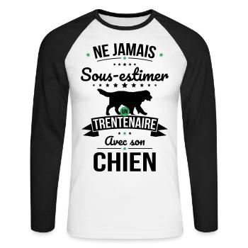 Sous-estimer un trentenaire avec son chien - T-shirt baseball manches longues Homme - blanc/noir - Devant - Nik (191cm)