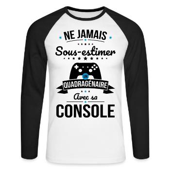 Sous-estimer un quadragénaire avec sa console - T-shirt baseball manches longues Homme - blanc/noir - Devant - Nik (191cm)